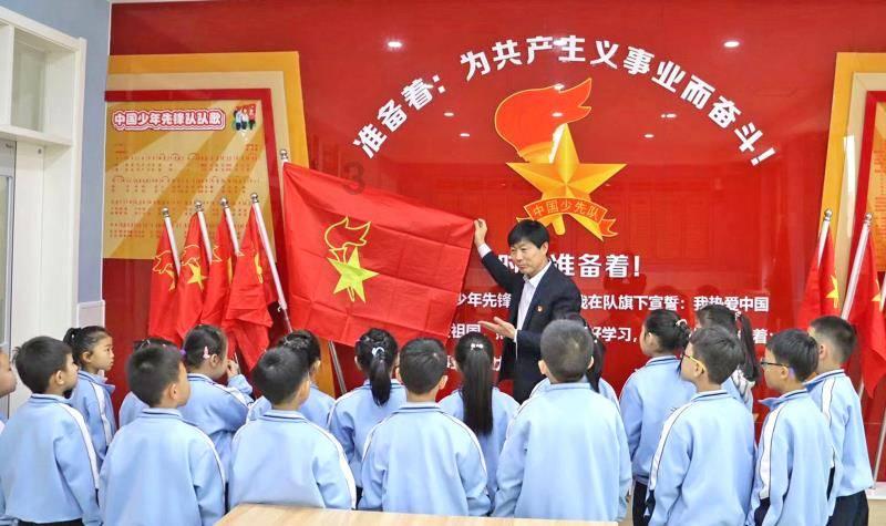 吃星星的恐龙男孩
